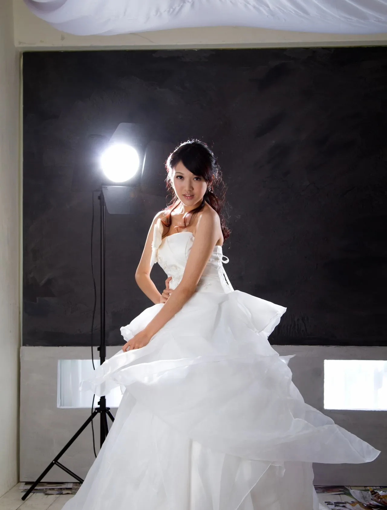 [Chương bổ sung BEAUTYLEG] Buổi chụp ảnh tại studio với bộ váy cưới màu trắng của Jill (Weiting) - 5