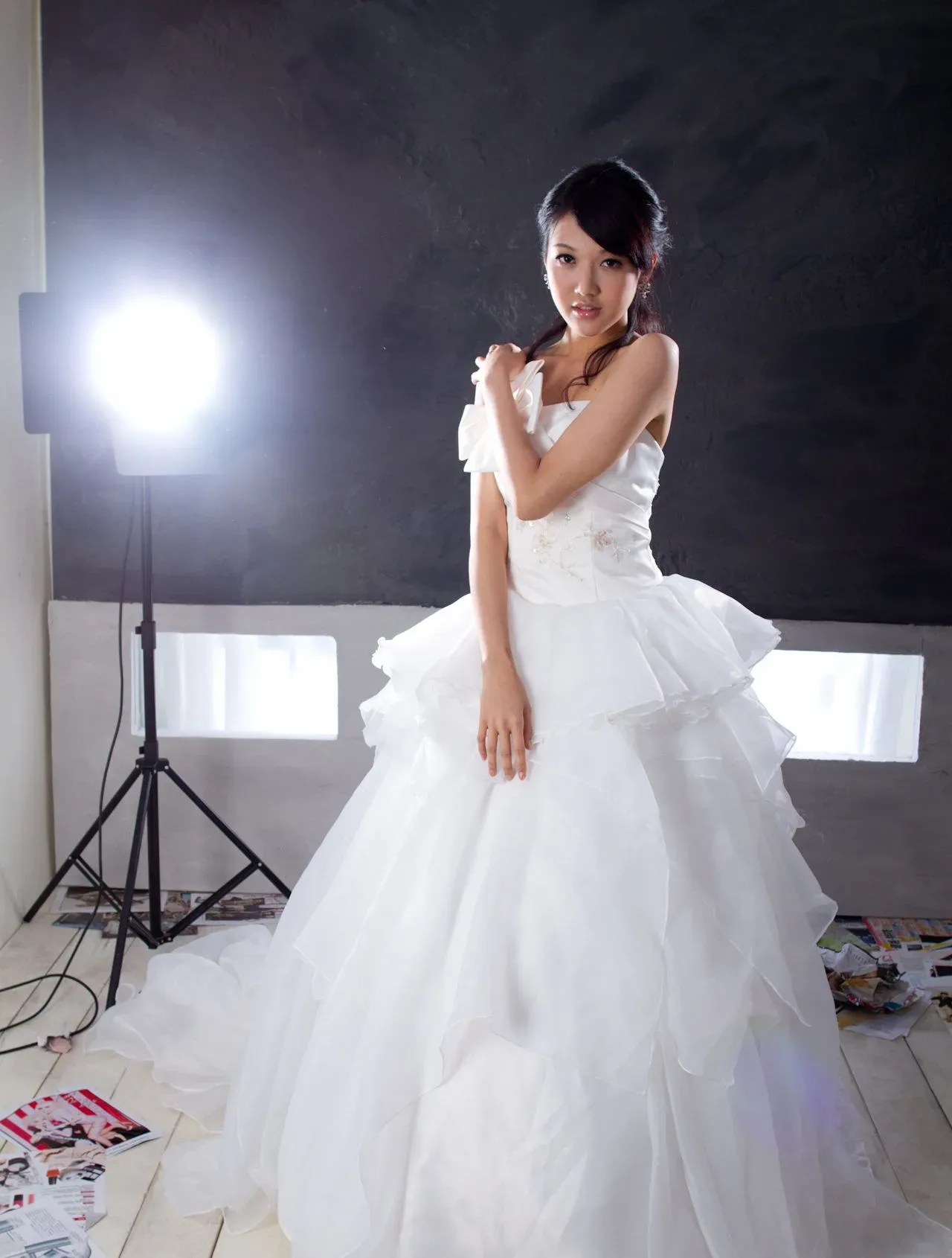 [Chương bổ sung BEAUTYLEG] Buổi chụp ảnh tại studio với bộ váy cưới màu trắng của Jill (Weiting) - 1