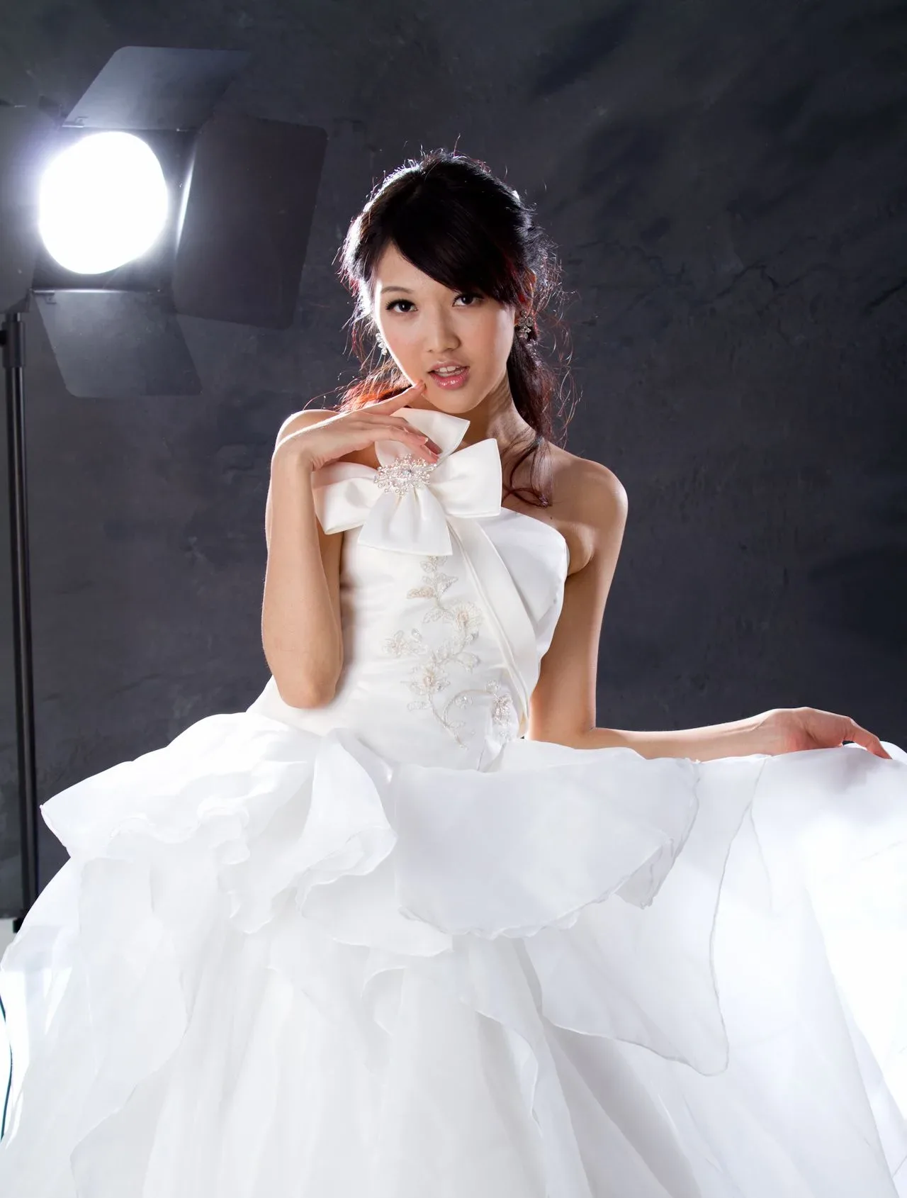 [Chương bổ sung BEAUTYLEG] Buổi chụp ảnh tại studio với bộ váy cưới màu trắng của Jill (Weiting) - 8