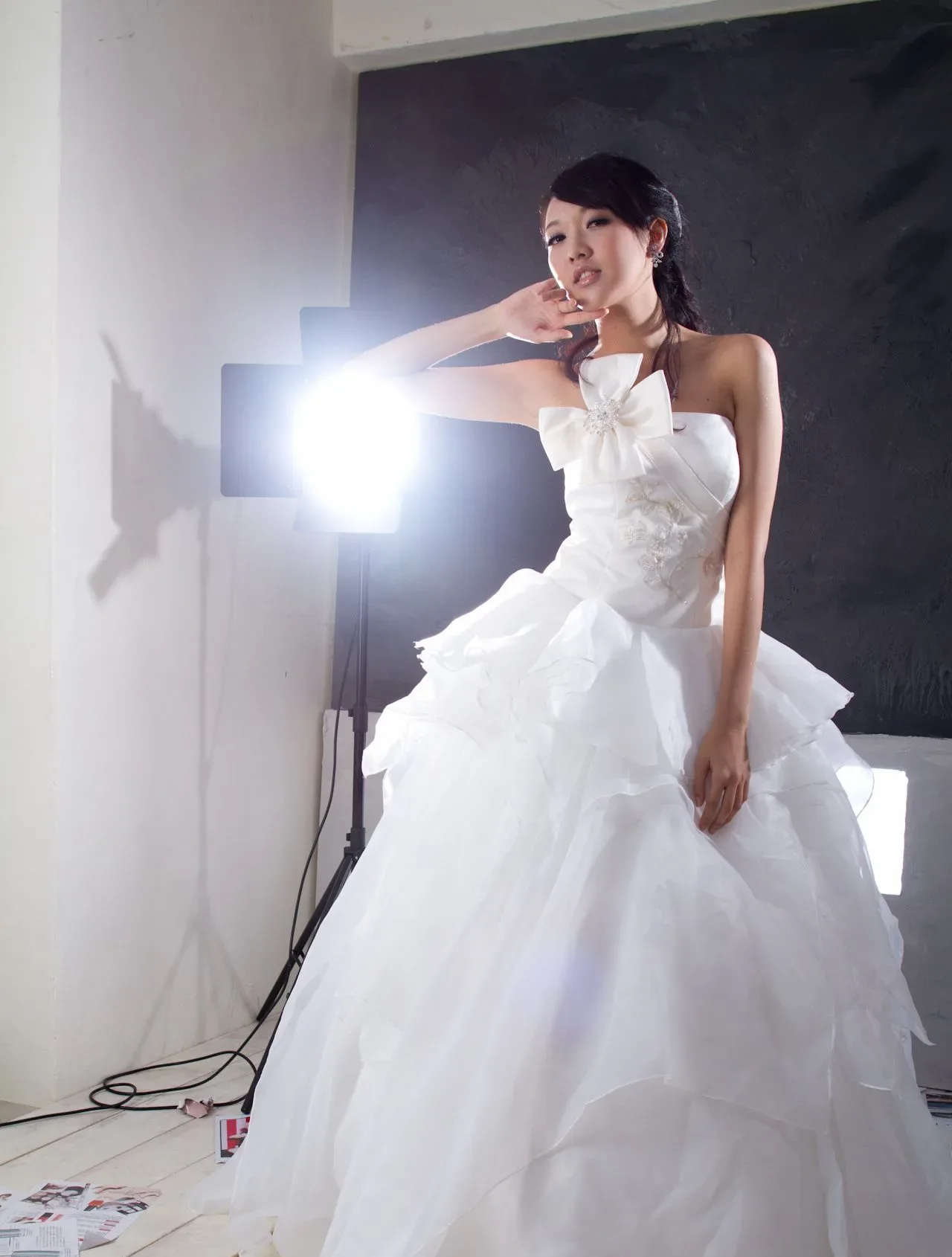 [Chương bổ sung BEAUTYLEG] Buổi chụp ảnh tại studio với bộ váy cưới màu trắng của Jill (Weiting) - 17